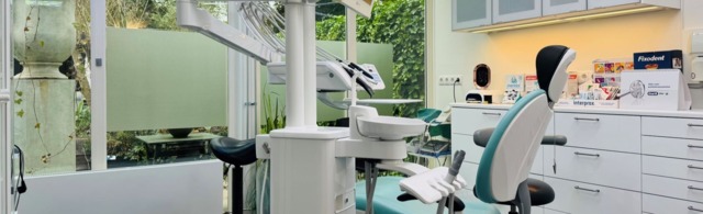 Behandelkamer met tuinzicht